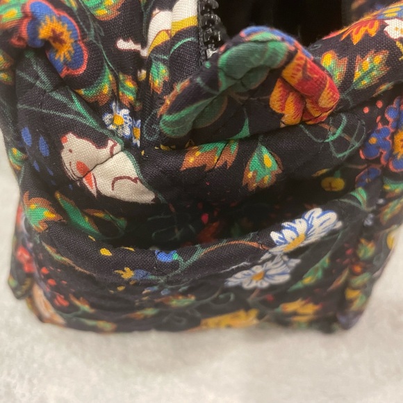 Woman’s Vera Bradley Designs 12 x 6 shoulder bag. Zipper close. - Picture 6 of 8